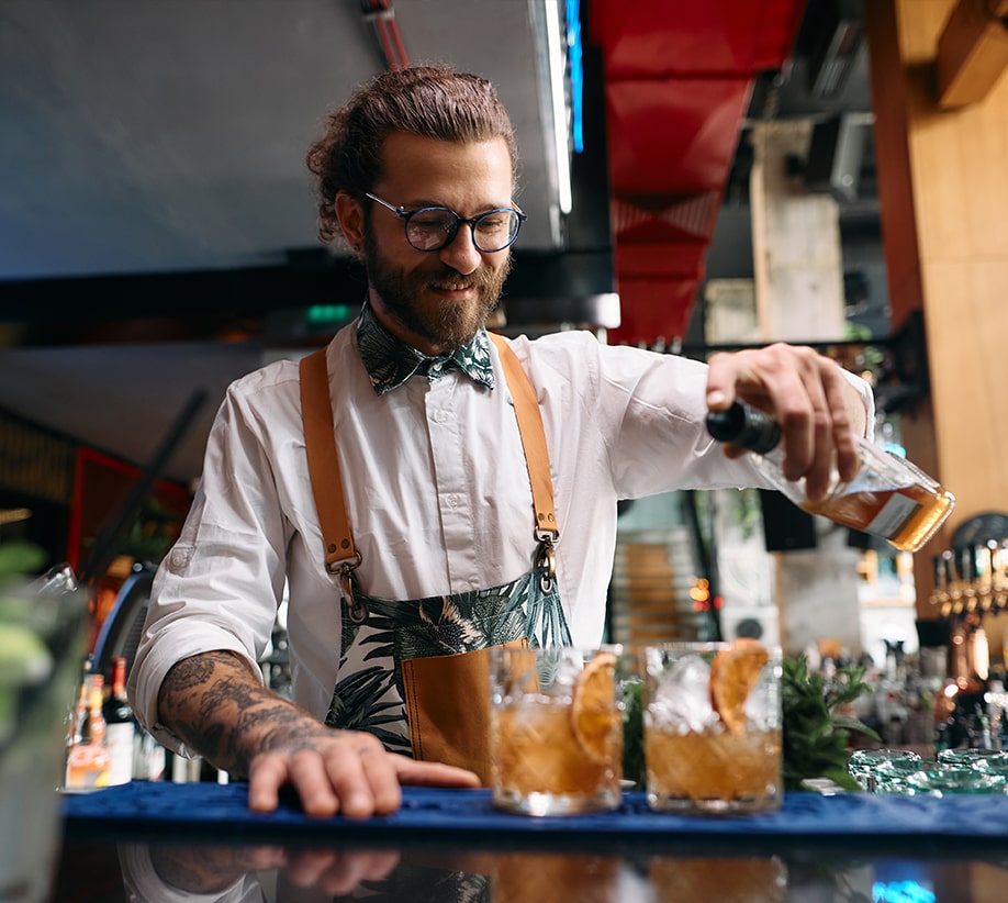 Barkeeper mit Drinks